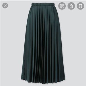 BRAND NEW Uniqlo high waisted pleated green skirt